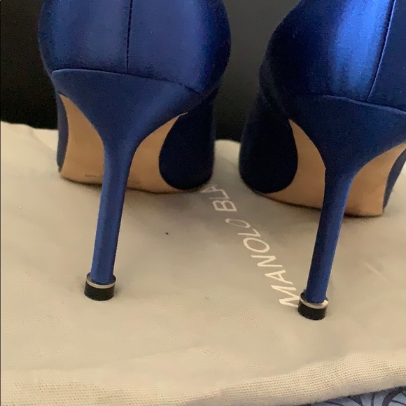 Manolo Blahnik Hangisi Pearl Satin Pumps - Picture 6 of 9